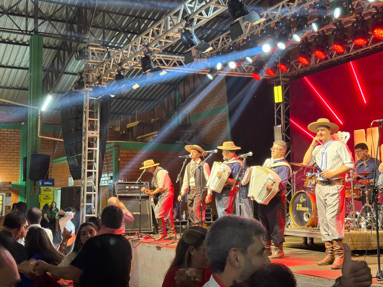 Sulcredi realiza baile de final de ano em comemoração aos seus 30 anos